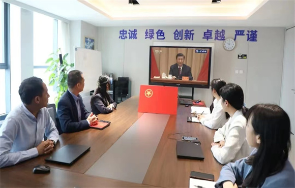 腾博诚信为本团委组织旁观庆祝中国共青年团成立100周年大会